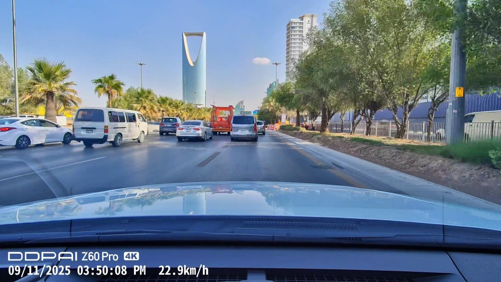 لقطة من كاميرا DDPAI Z60 Pro على طريق في الرياض